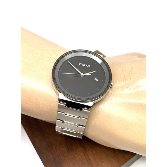 Seiko Men's Watch SUR485 Quartz Black Dial Date Silver Stainless Steel 40mm - Picture 6 of 14